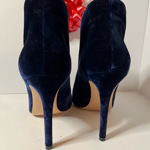 Gianvito Rossi Velvet U Cut Peep Toe Ankle Bootie, Size 37.5 - Picture 5 of 9